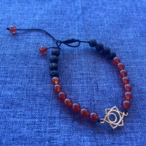 lava- en carneool armband met een sacraal chakra symbool