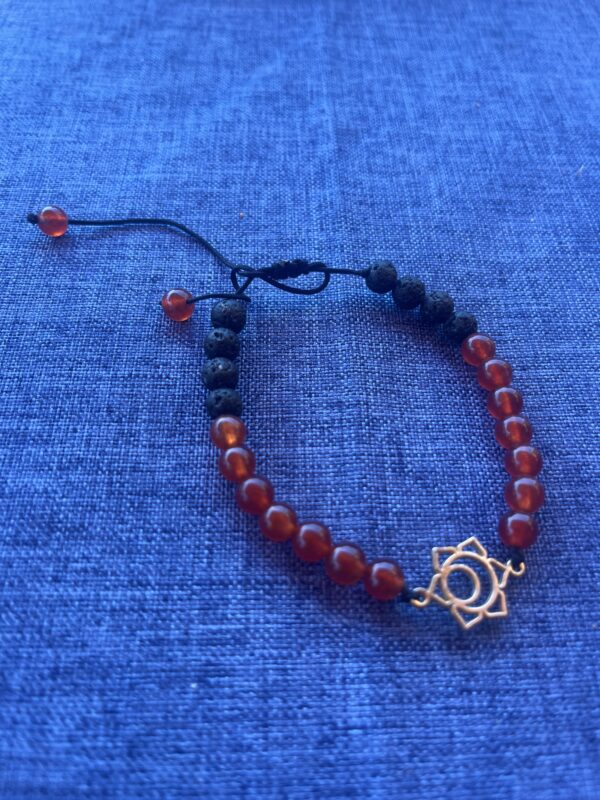 lava- en carneool armband met een sacraal chakra symbool