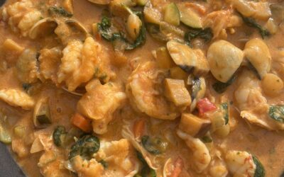 Romige scampi’s in kokos-tomatensaus met groenten