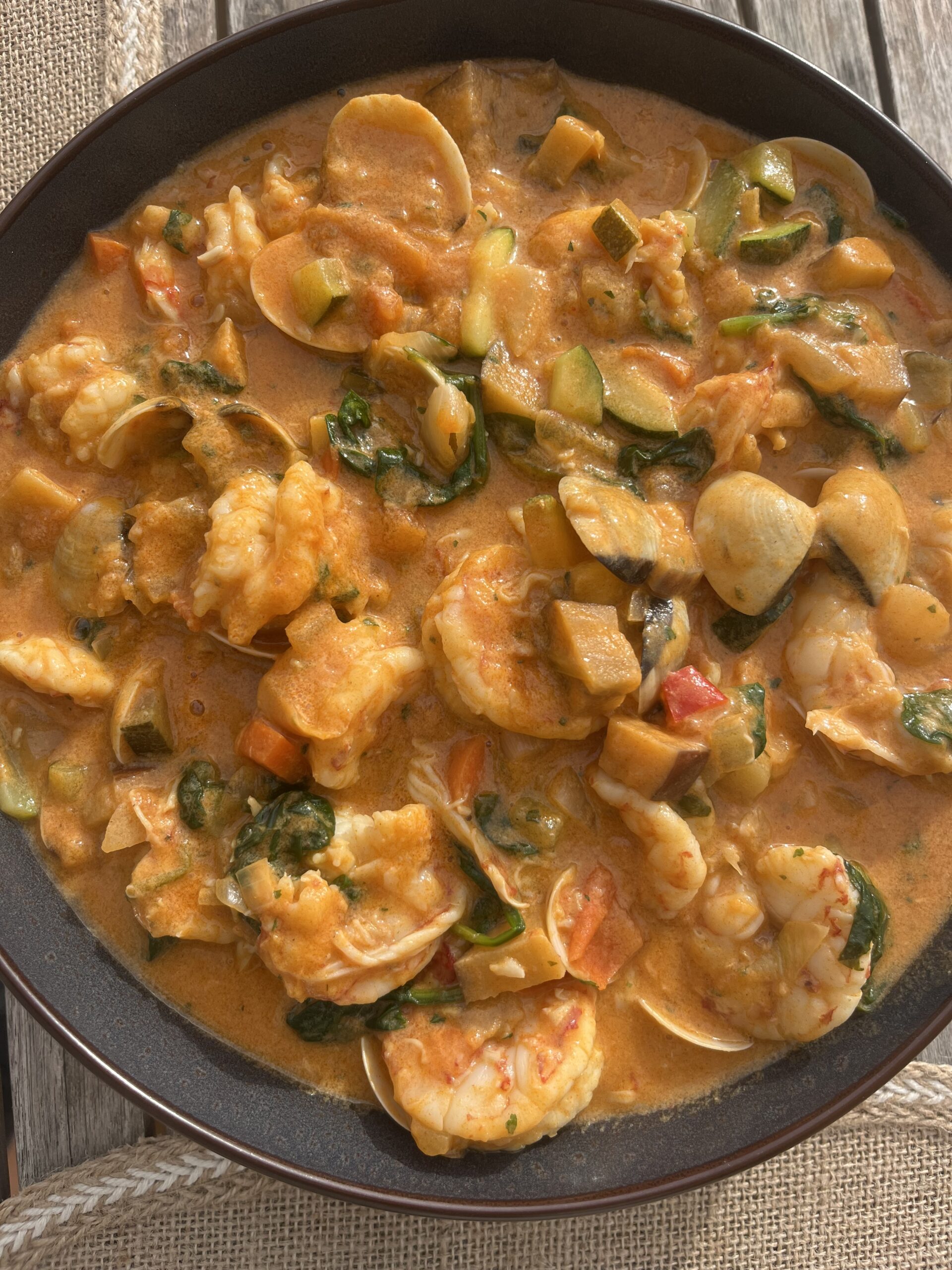 Romige scampi’s in kokos-tomatensaus met groenten